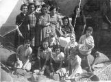 Partiendo almendras en casa del Pollero 1953